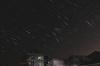 夜空に流れるドームとオリオンの星のレインを撮影した写真