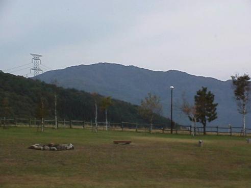 平成15年10月28日に撮影された山頂の紅葉が約八分になってきている様子の奥医王山の写真