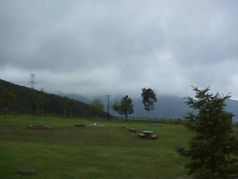 平成15年7月8日に撮影された山頂部分が厚い雲に覆われて全く見えない様子の奥医王山の写真