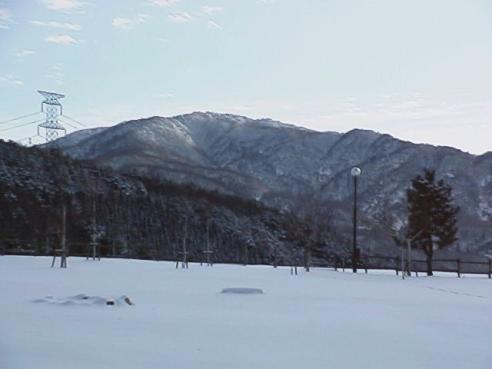 平成16年2月1日に撮影された地面にに約150センチメートルの積雪が残っており真っ白な様子の奥医王山の写真