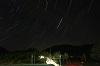 デッキから撮影したキゴ山を背景に夜空と映る星のレインの様子の写真