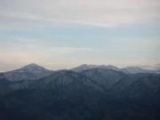 うっすらと雪化粧をし始めたキゴ山周辺の山の様子を撮影した写真