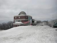 2月中旬頃の施設の上や地面にそれなりの量の積雪があるキゴ山の写真
