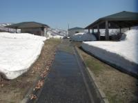 施設の屋根や道路の雪が少しずつ解けてきている様子を4月上旬に撮影した写真