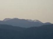 雪が積もり始めた白山の頂上付近を撮った写真
