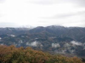 キゴ山周辺の山の頂上にうっすらと雪が積もっている様子の写真