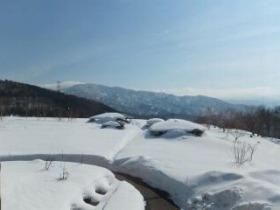 キゴ山から見た雪に埋もれる『銀河の里』野外炊飯場（俯瞰）の様子を撮影した写真