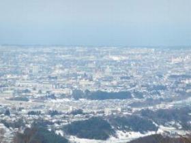 キゴ山から見た白山市方面へ続く平野と北陸新幹線高架を上空から撮影した写真