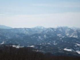 キゴ山から見た金沢市と富山県南砺市との県境にある大門山を上空から撮影した写真