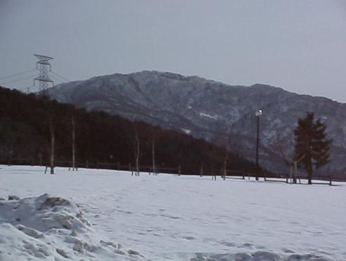 平成16年2月24日に撮影された地面に積雪が残っており真っ白の様子の奥医王山の写真