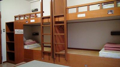 4人分の2段ベッドが設置された、宿泊室の写真