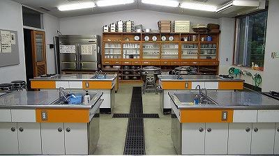 ボックス上にキッチンが4台設置された、調理加工実習室の写真