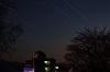 キゴ山施設と夜空を流れていく星のレインの様子を撮影した写真