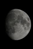 夜空に昇るくっきりと映る月の表面を撮影した写真