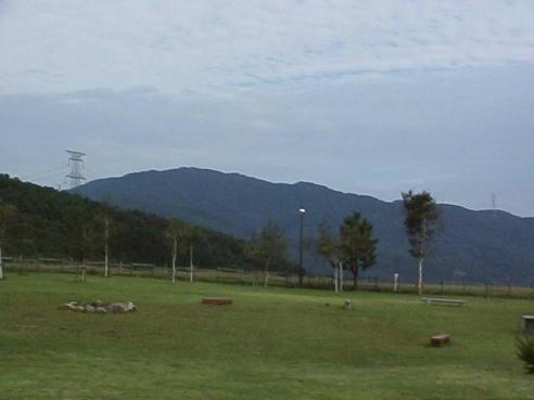 平成15年9月24日に撮影された山頂部分にはまだ紅葉が始まっていない様子の奥医王山の写真