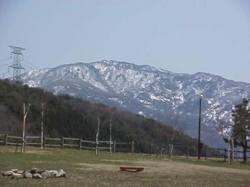 平成15年4月6日に撮影された山頂部分に残雪が残っている様子の奥医王山の写真