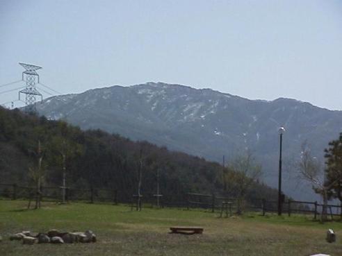 平成15年4月17日に撮影された山頂部分にうっすら残雪が残っている様子の奥医王山の写真