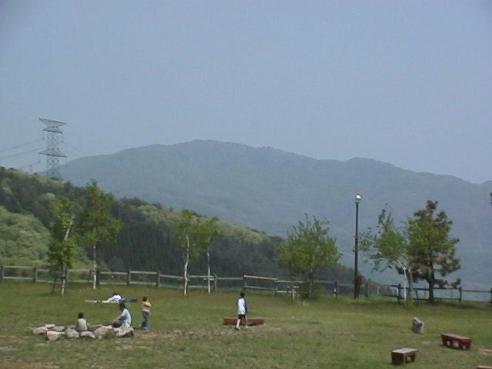 平成15年5月5日に撮影された山頂部分が少しかすんで映っている様子の奥医王山の写真
