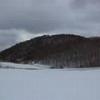 辺り一面の地面が雪に覆われ真っ白になっているキゴ山の様子を冬に撮影した写真