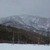 山頂に積雪が残っている奥医王山の様子を冬に撮影した写真