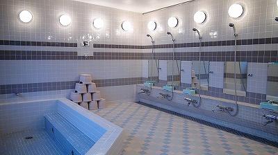 浴槽とカランが見える浴室の写真