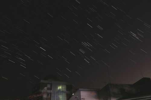 天体ドームの頭上を流れる数々の星の軌跡の写真