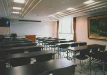 レクチャールームを撮影した写真。多くの机と椅子が講義室のように並んでおり、奥にはホワイトボードが壁に掛けられている。