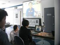 金井宇宙飛行士と画面越しにテレビ会議をする様子の写真