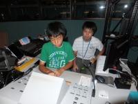 プラネタリウム操作体験で機器を操作する男の子の写真