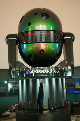 投映機「MEGASTAR-Neo-Kanazawa」 愛称「ほしたまごん」を撮影した写真。緑色の楕円型の球体が写っている。
