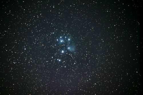 キゴ山から見える満面の星々の中央に位置するすばるの星の写真