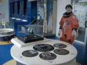 2階の展示ホールにて山崎直子宇宙飛行士コーナーを撮影した写真。山崎直子さんの等身大パネルがある。