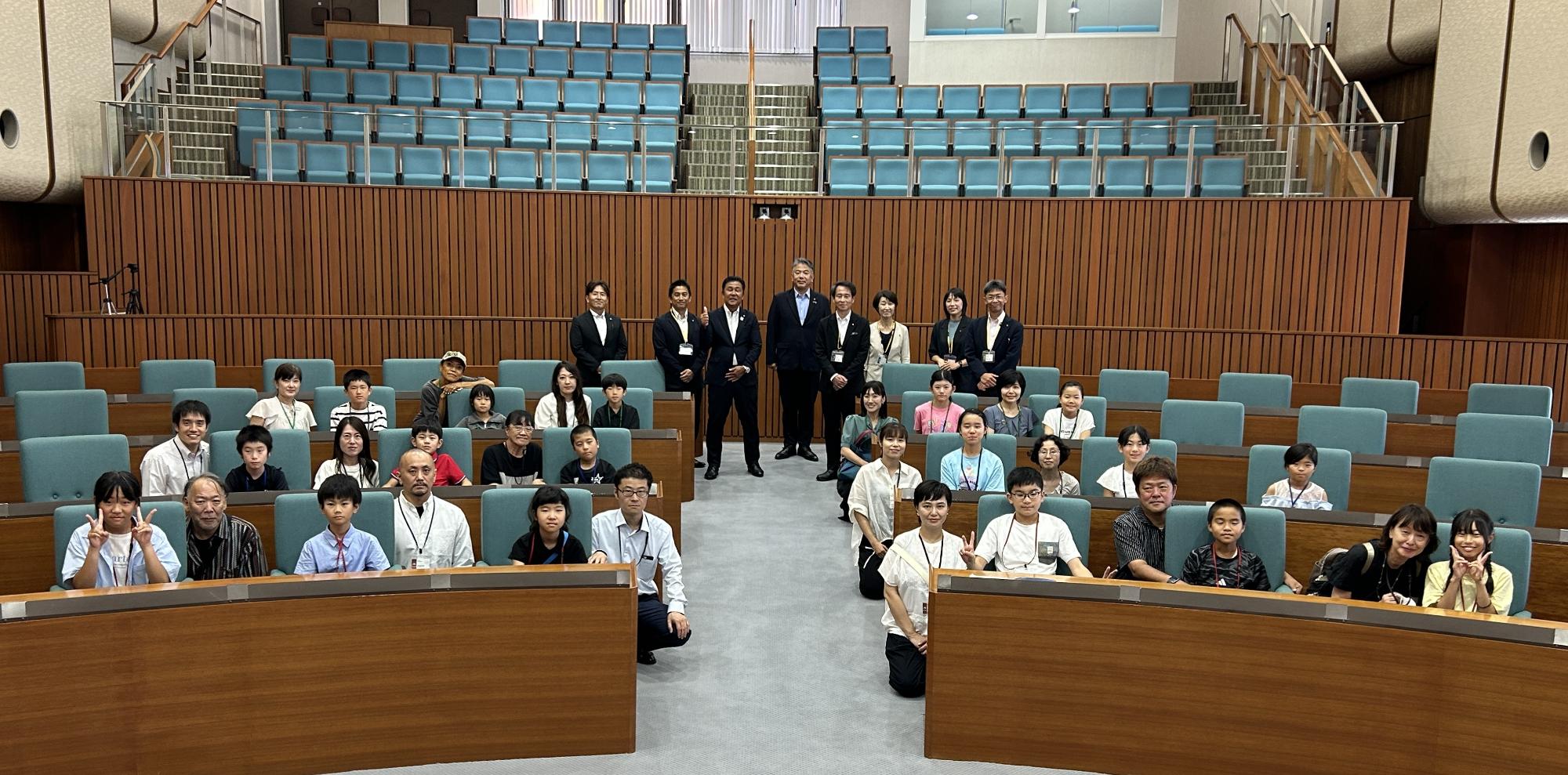 議場で子ども議員が集合する写真