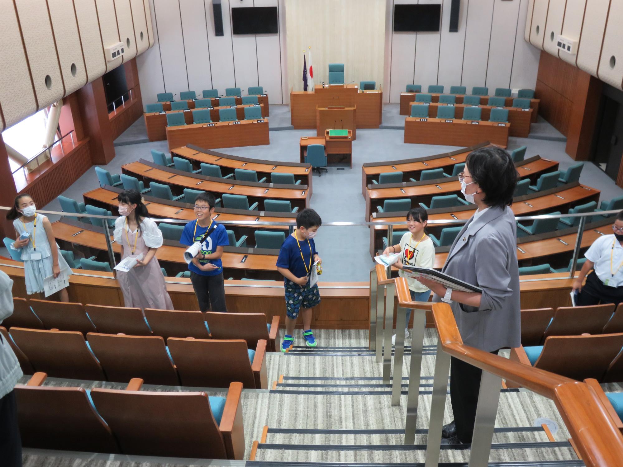 子供たちが議会室に入って探検している様子の写真