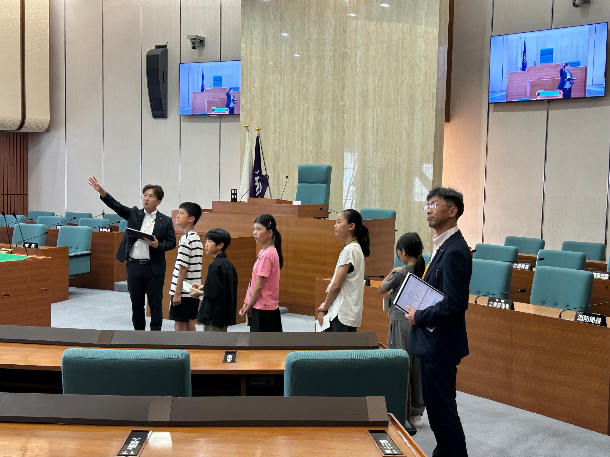 子供たちが議場に入って探検している様子の写真