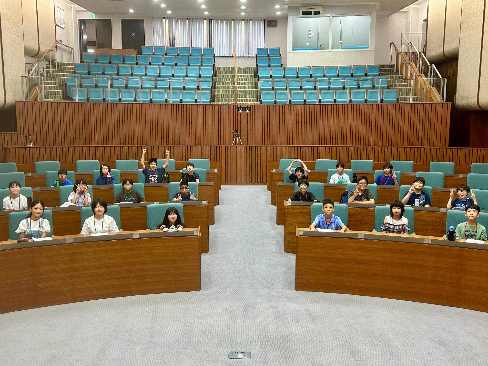 議場で子ども議員が集合する写真