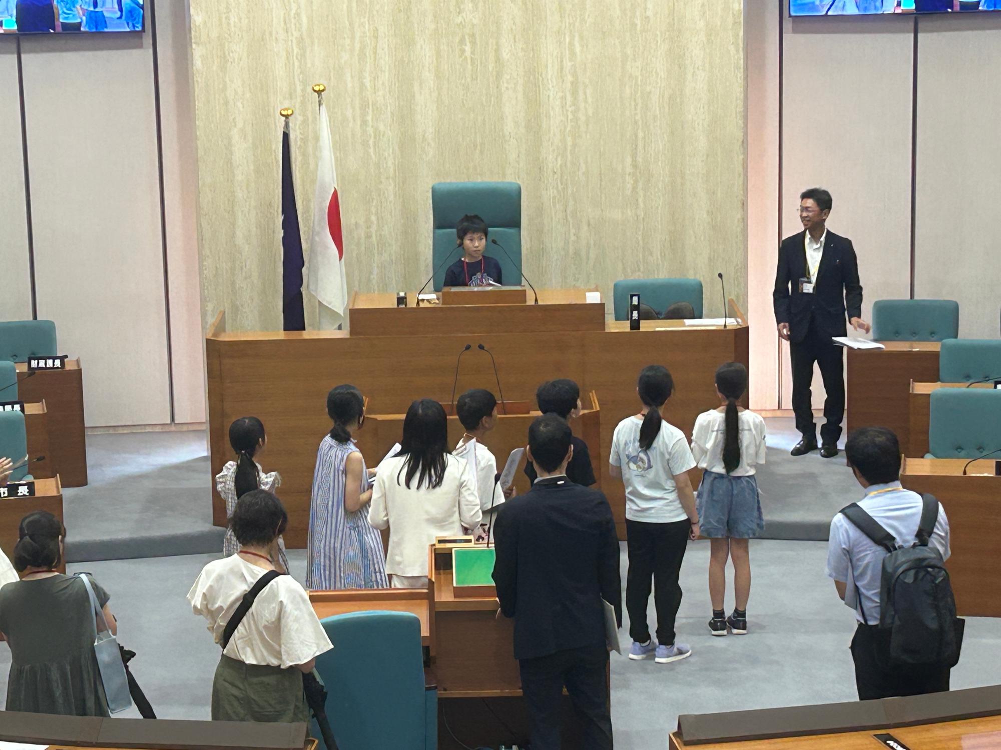 子供たちが議場に入って探検している様子の写真