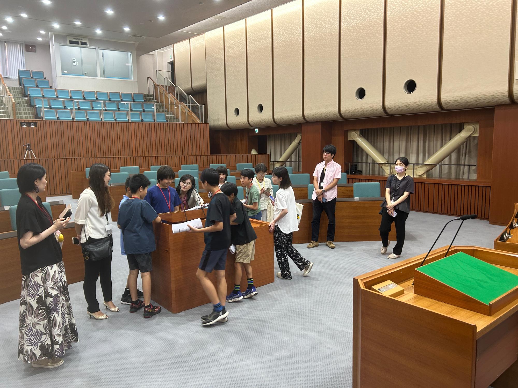 子供たちが議長室に入って探検している様子の写真